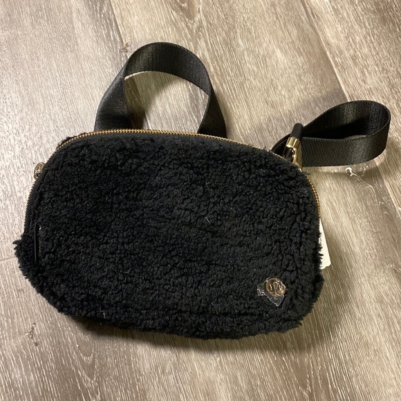 Lululemon | Everywhere Belt Bag Fleece Black Gold Hardware NEW - Picture 2 of 6